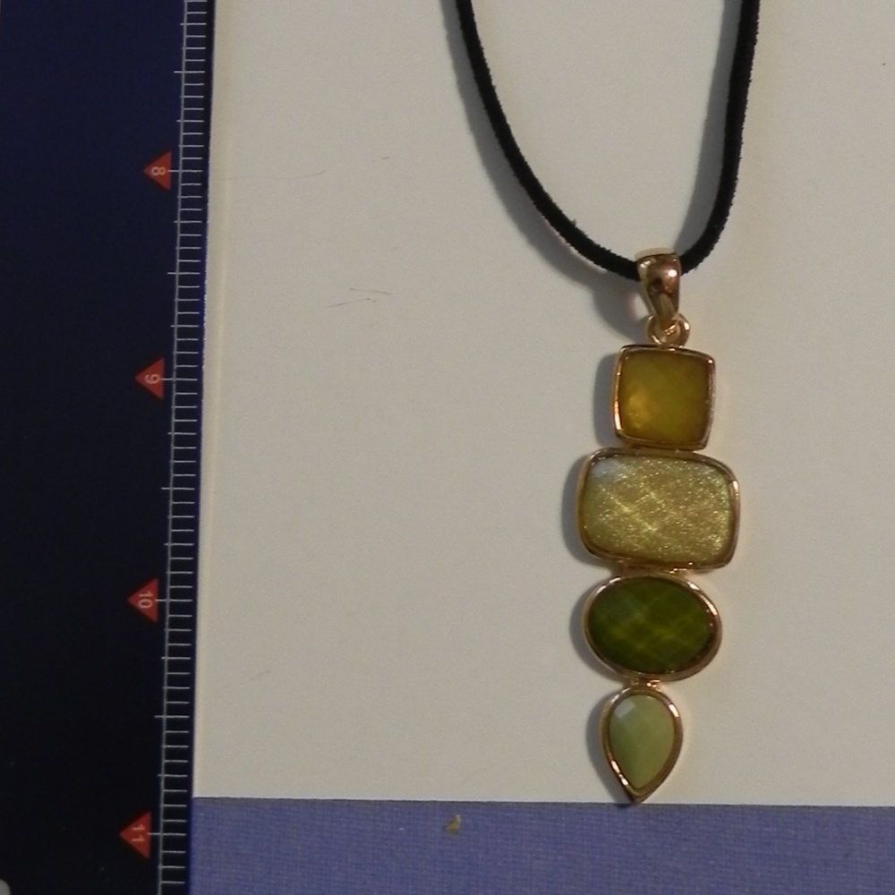 Multi-green necklace - Picture 2 of 3